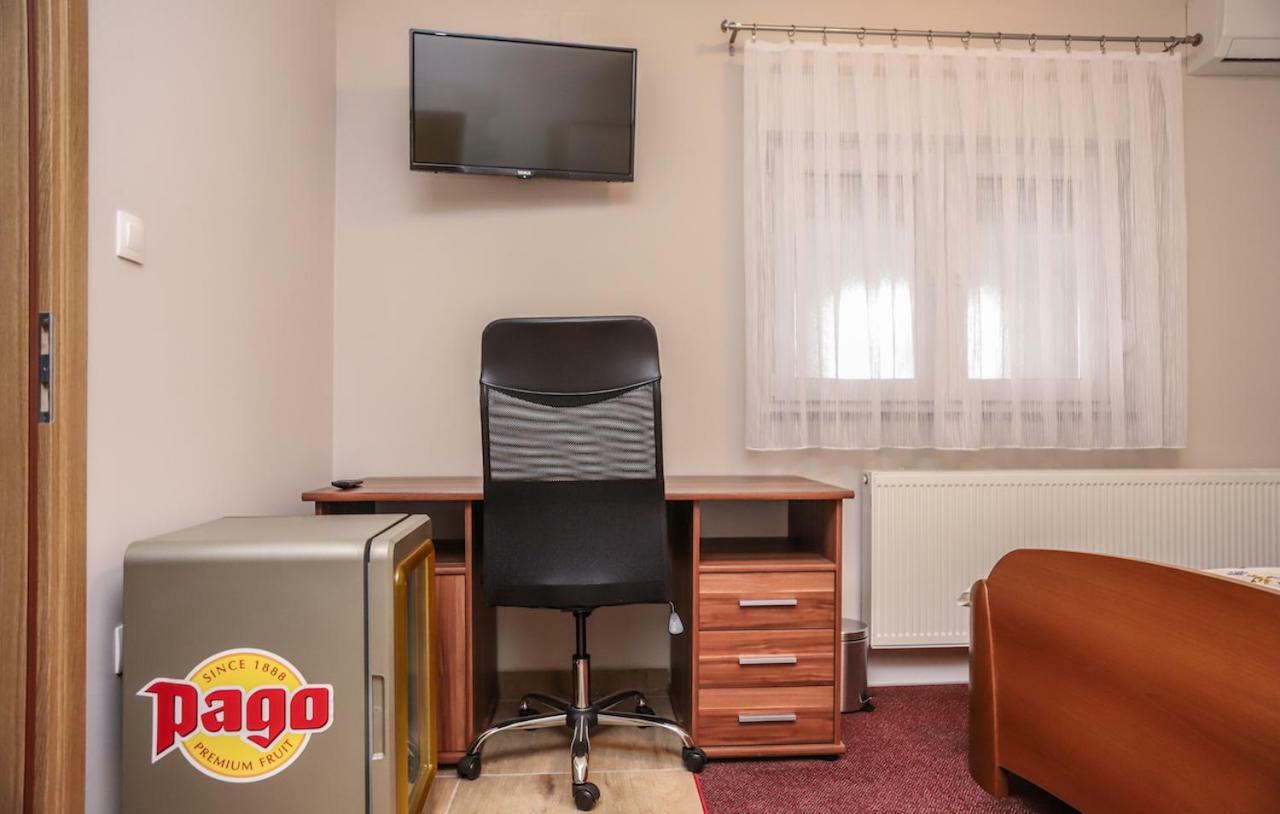 Hotel Zrinski Копривница Экстерьер фото
